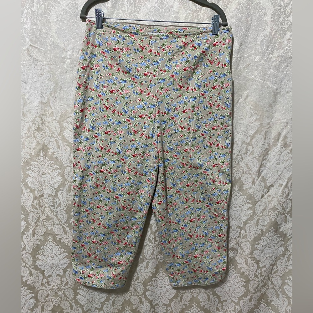 Adorable retro floral cottage capris